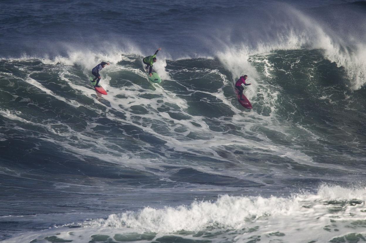 Tres riders surfean la misma ola a la vez en una de las ediciones anteriores. 