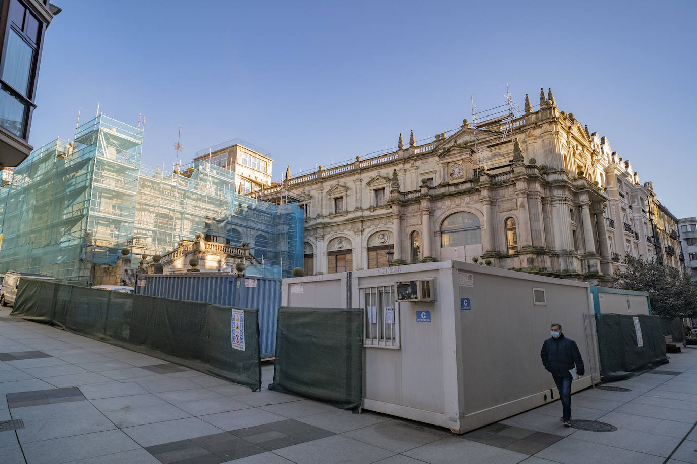 En el entramado de edificios entre las calles Rubio y Gravina, en el epicentro del Barrio la Florida, el coincidente proceso de obras paralelas (rehabilitación de la Biblioteca del polígrafo, nueva Biblioteca municipal y ahora el MAS) deja un entorno delimitado por casetas, andamios y material de obra que se prolongará como mínimo durante un año y medio