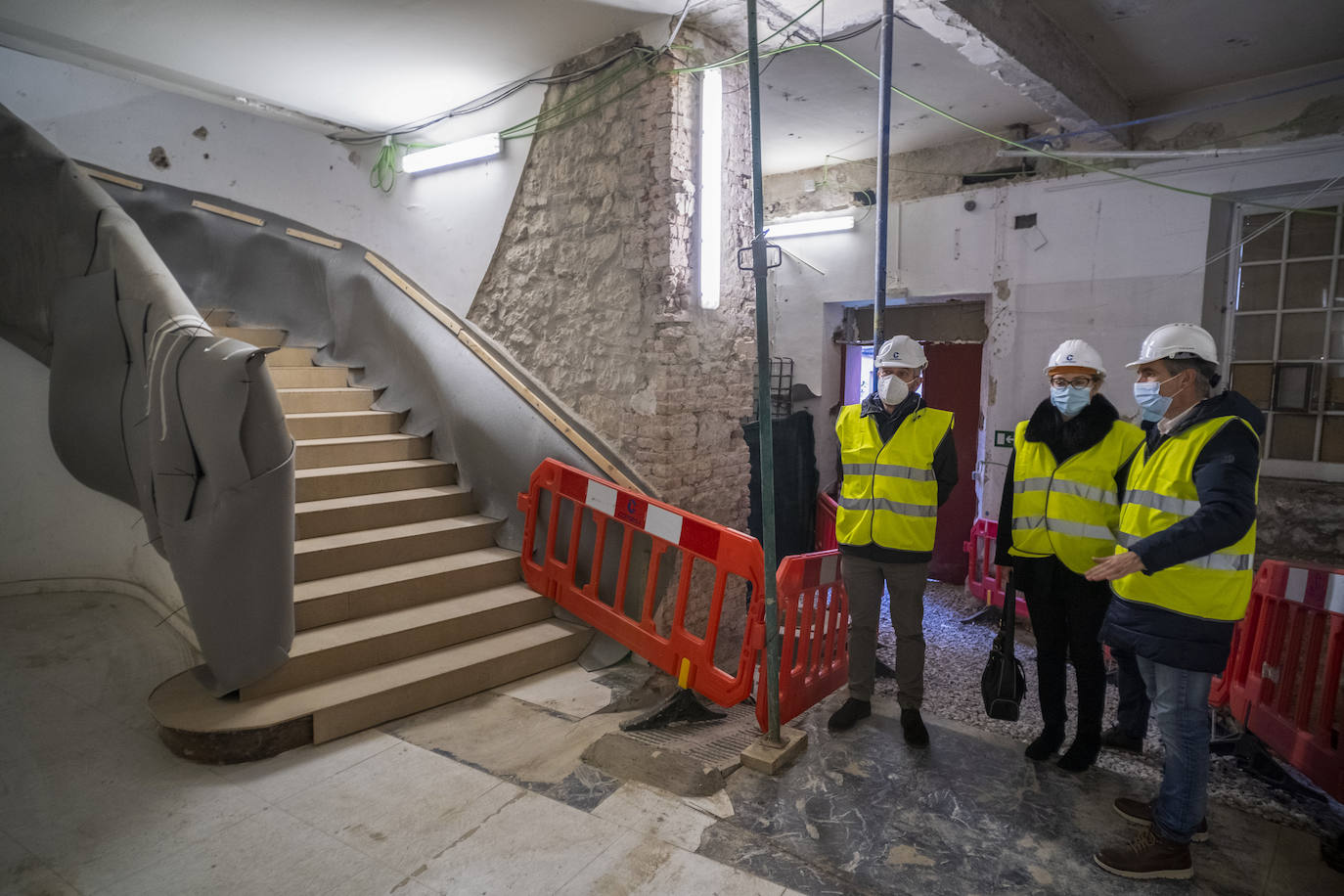 La escalera histórica central con su balaustre y zócalos de madera. que atraviesa las plantas, asomaba ayer hiperprotegida, a la vez que el conjunto de espacios mostraba un paisaje de puntales