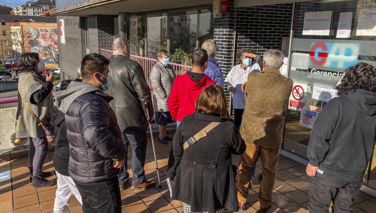 Un grupo de personas, ayer, frente a la puerta del centro de salud de Puertochico, en la calle de Tetuán de Santander. 