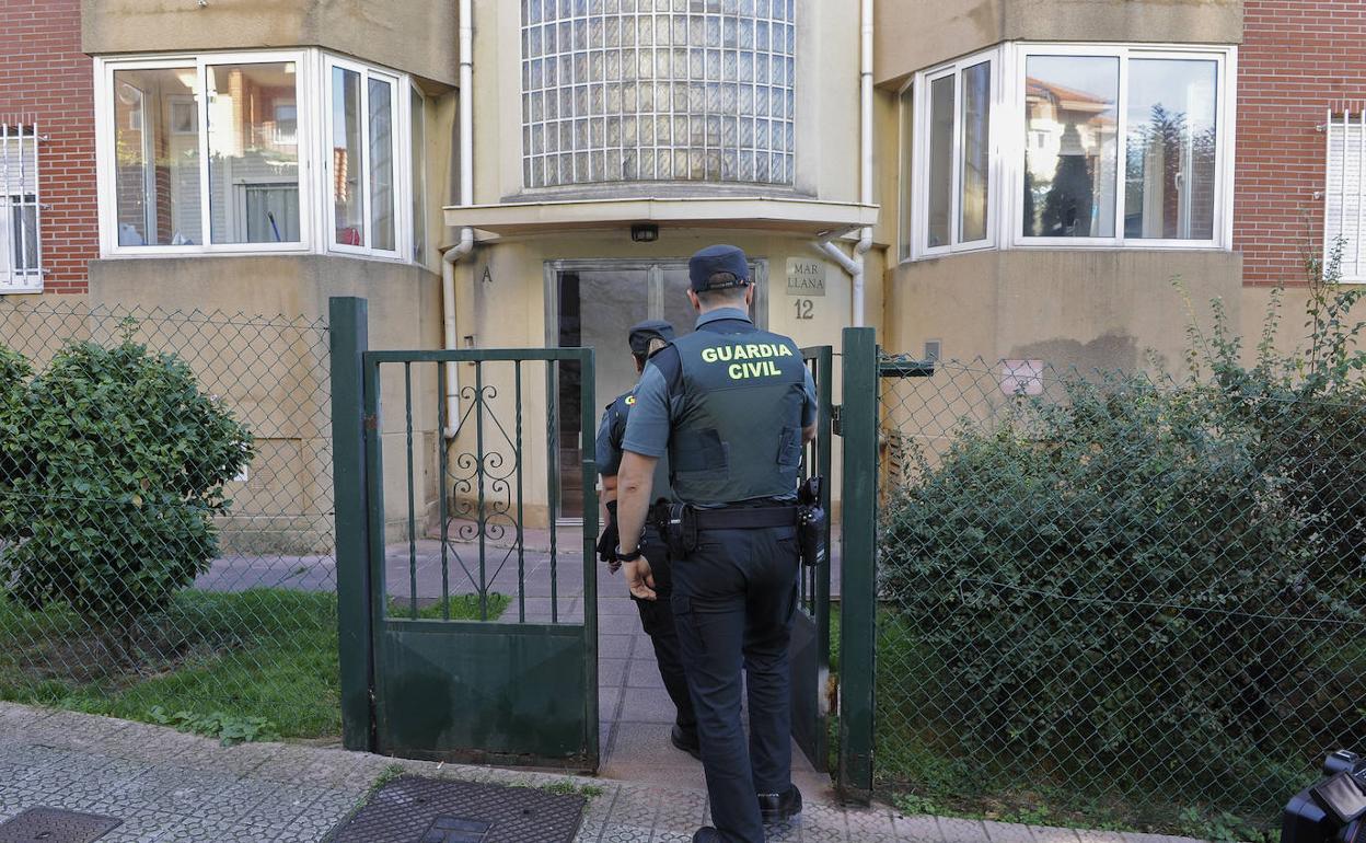 Dos agentes de la Guardia Civil acceden a la vivienda donde residían la acusada y su novio en Castro Urdiales. 