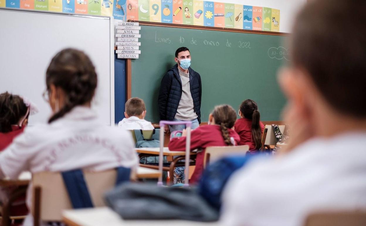 Un docente imparte clase en un aula tras el parón de Navidad.