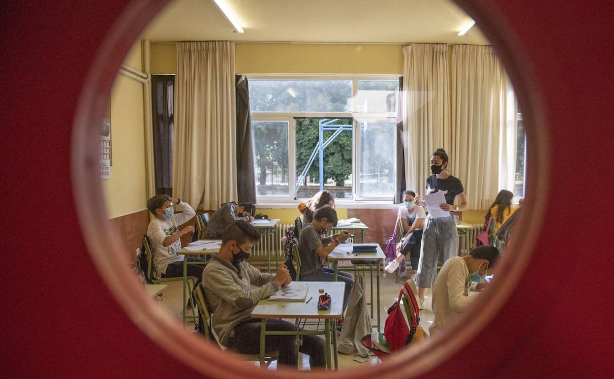 Más de 3.000 alumnos de Cantabria faltan a clase por el covid