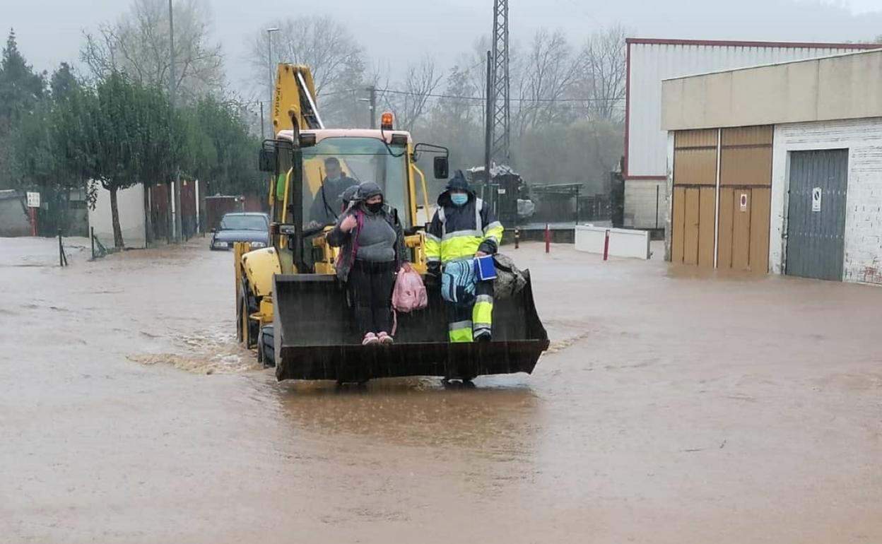 Imagen de las pasadas inundaciones de noviembre en el que una pala tuvo que desalojar a vecinos de Vioño de sus casas. 