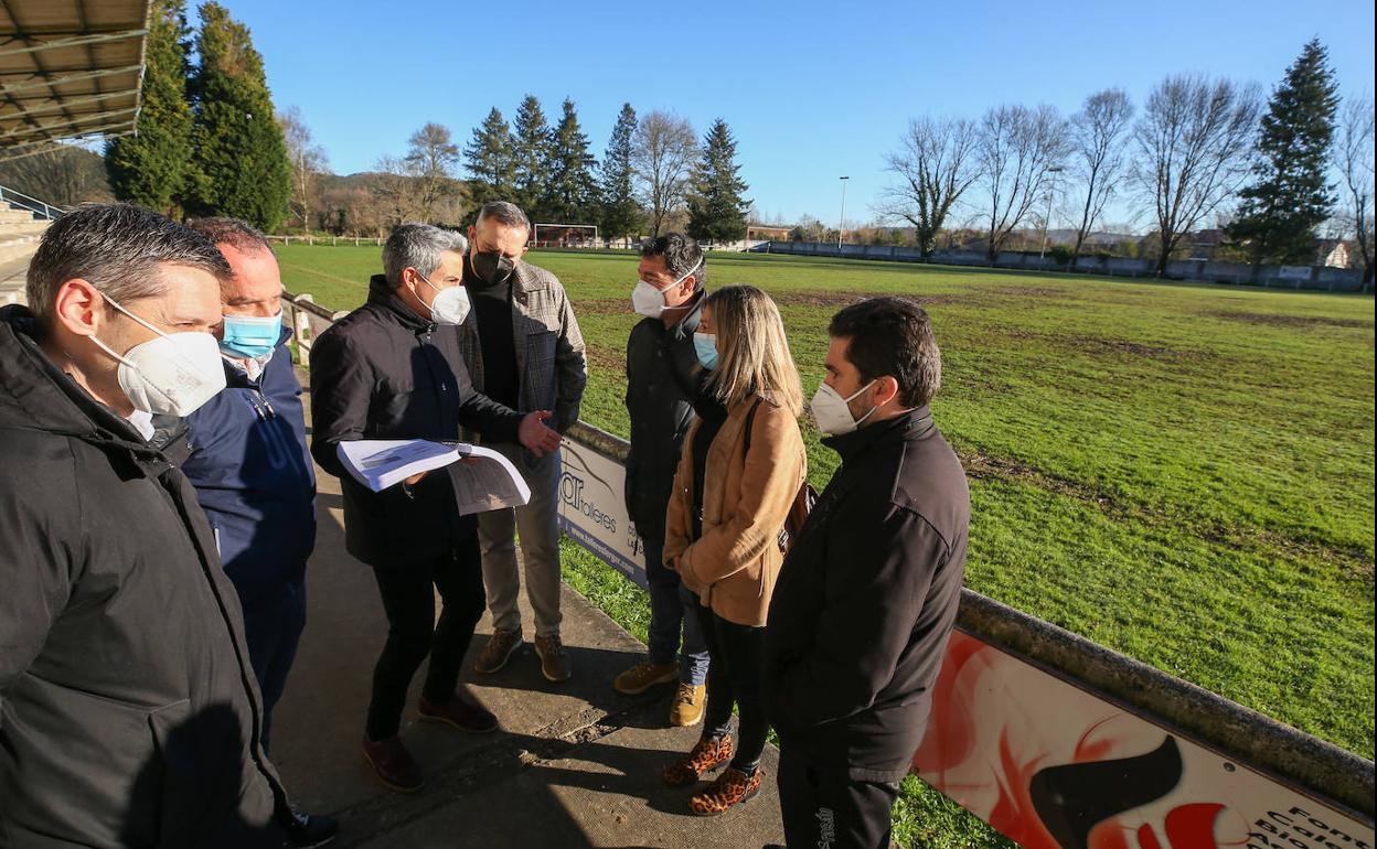 Pablo Zuloaga, en la instalación deportiva que será reformada, con el alcalde de Cabezón y parte de la corporación local.
