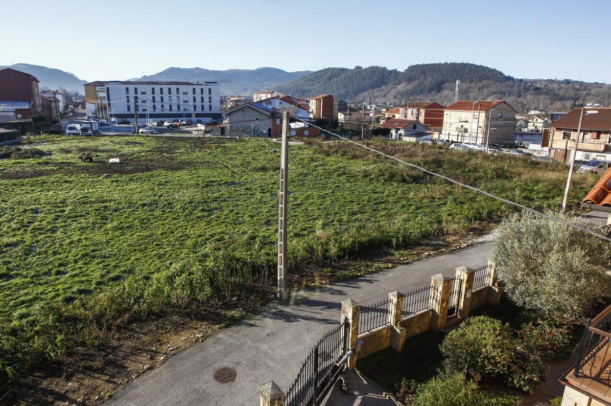 Vista de la parcela que se pretende urbanizar junto a las viviendas sociales de Campuzano. 