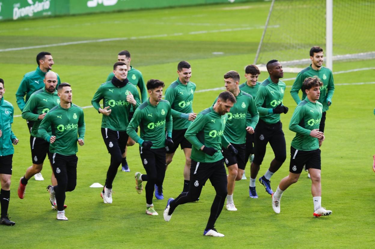 Los jugadores del Racing realizan carrera continua en una sesión de trabajo en La Albericia. 