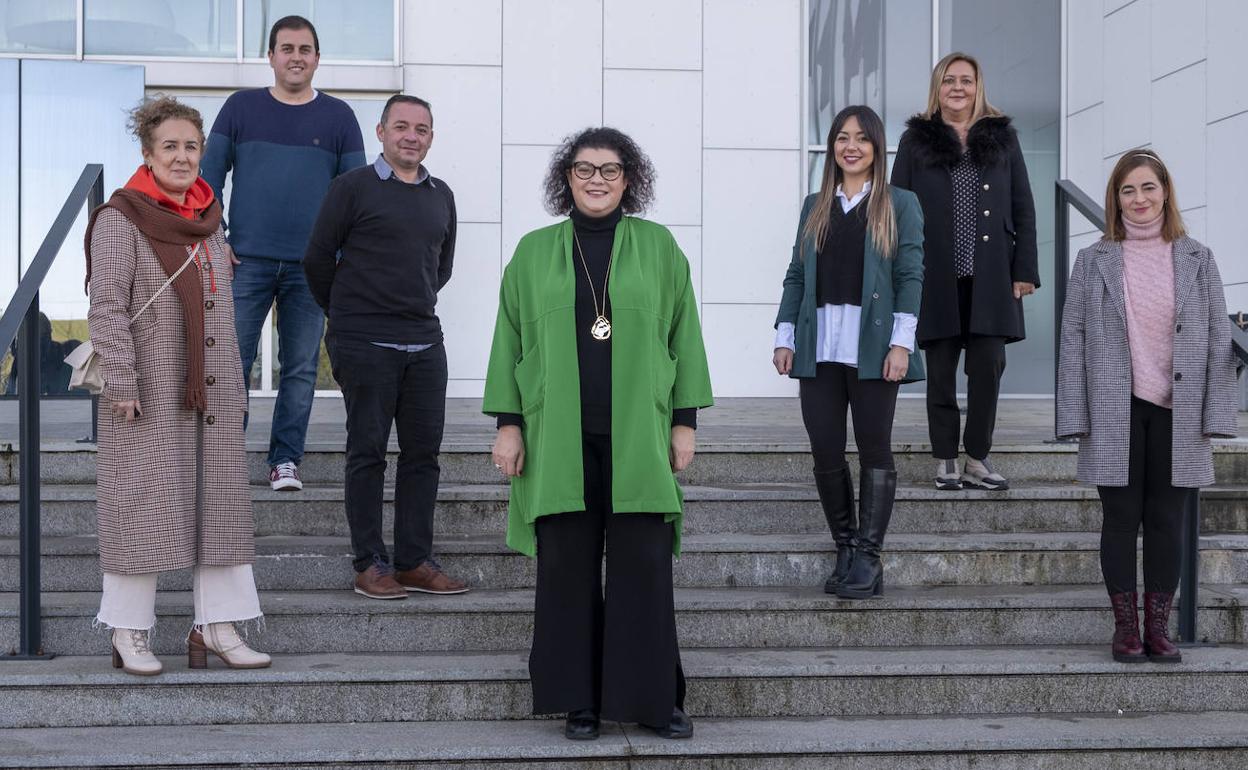 Olga Agüero, en primer término, junto a su equipo, después de la asamblea. A la izquierda, Teresa Díez, Lalo García y José María Gutiérrez; a la derecha, Jésica Quintero, Alexia Pelayo y Cristina Dosal.