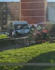 Imagen secundaria 2 - Efectivos de bomberos y policía local en el lugar el accidente.