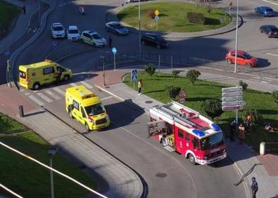 Imagen secundaria 1 - Efectivos de bomberos y policía local en el lugar el accidente.