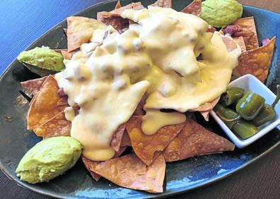 Imagen secundaria 1 - Nachos con queso cheddar, bacon y jalapeños; y Dürüm de pollo con vegetales de huerta propia. 