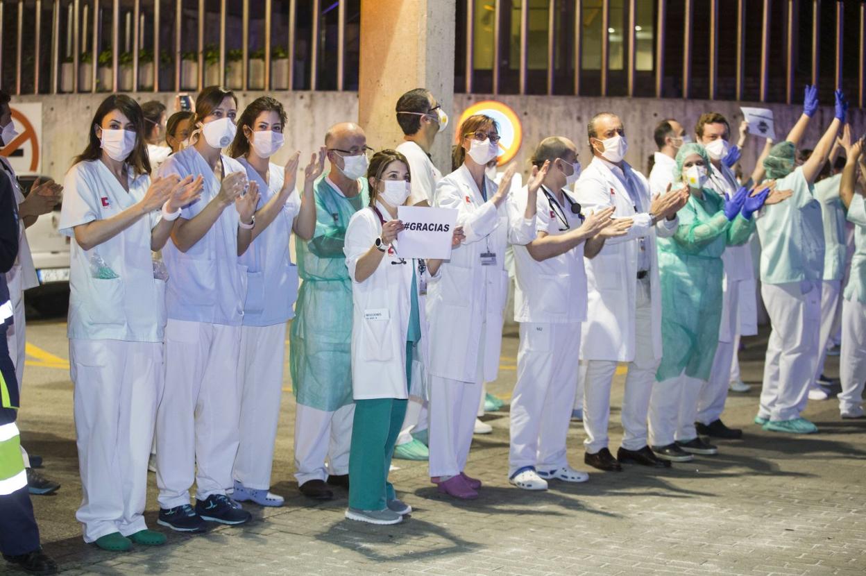 Profesionales sanitarios aplauden a las puertas del Hospital Valdecilla, en marzo de 2020, en el peor momento de la pandemia. 