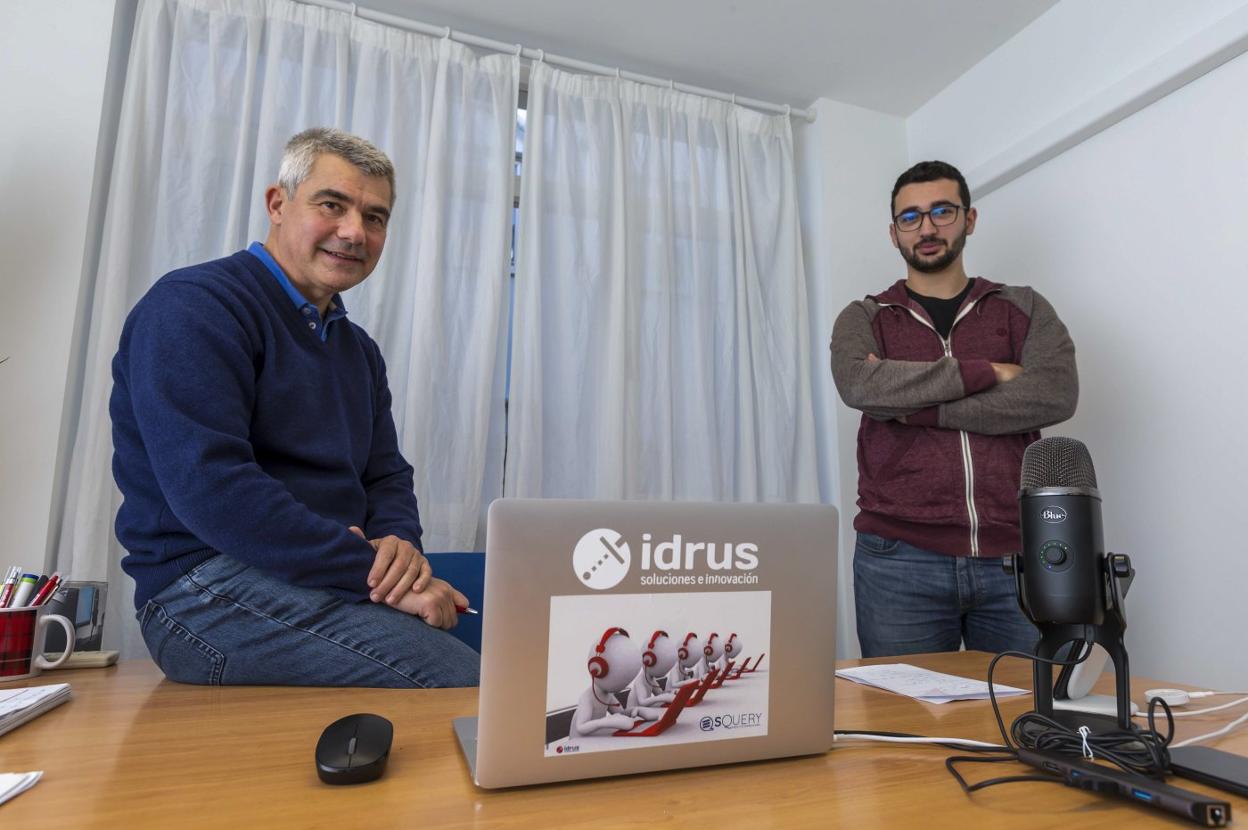 Carlos Recio y Juan Shallcrass, de la empresa cántabra Idrus y desarrolladores del robot Jano. 