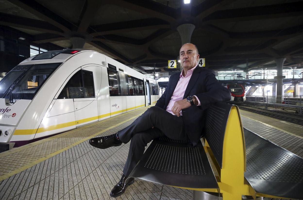 Javier González Villoria, en un banco de un andén en la estación de Oviedo. 