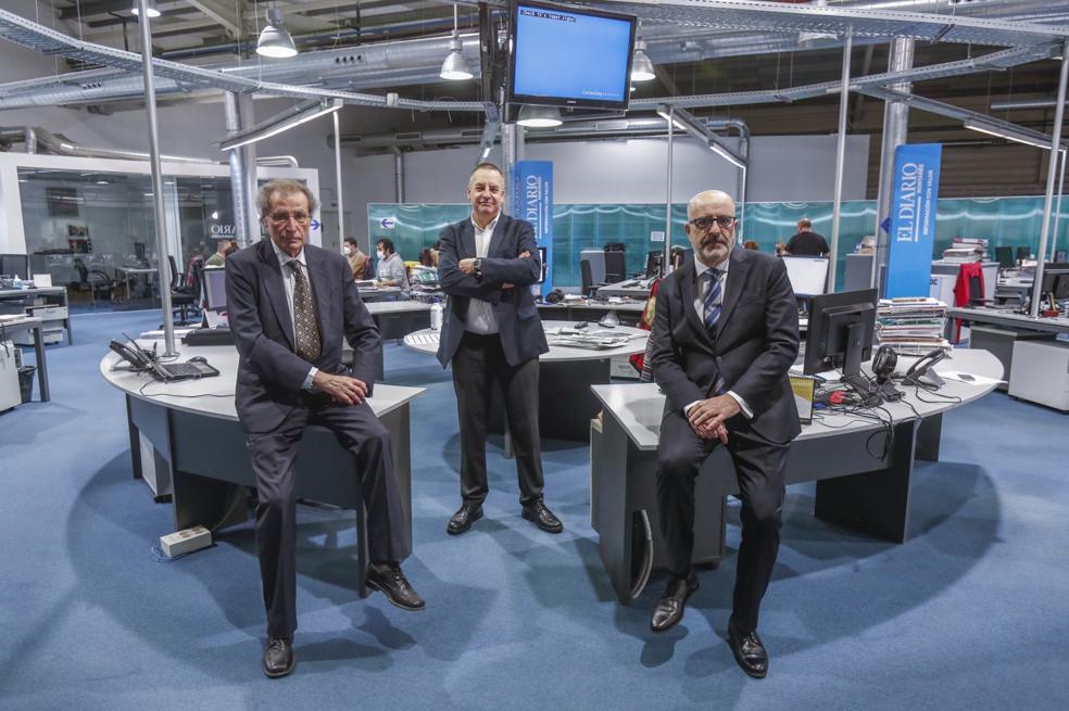 De izquierda a derecha, Manuel Ángel Castañeda, Íñigo Noriega y José Miguel Santamaría, en la Mesa de Redacción de El Diario. 