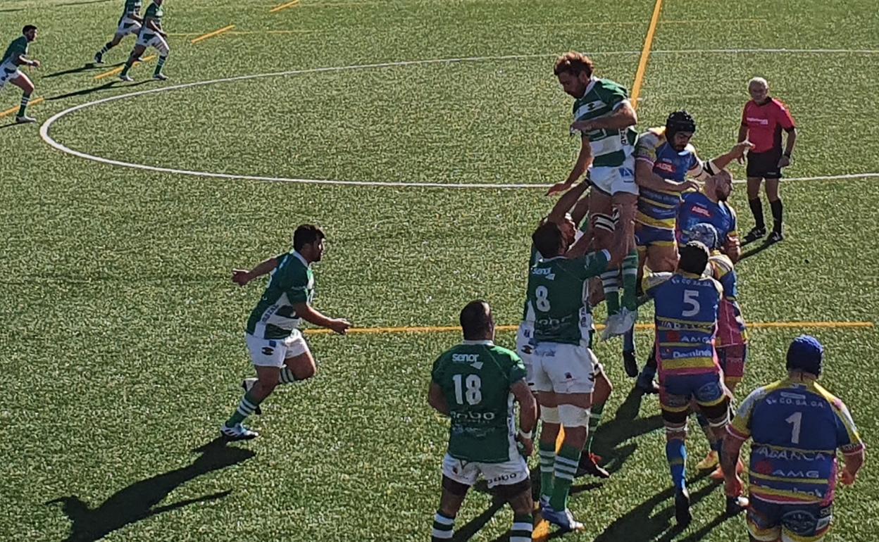 Los jugadores de Mazabi y Ourense saltan en una touche en el partido en San Román.