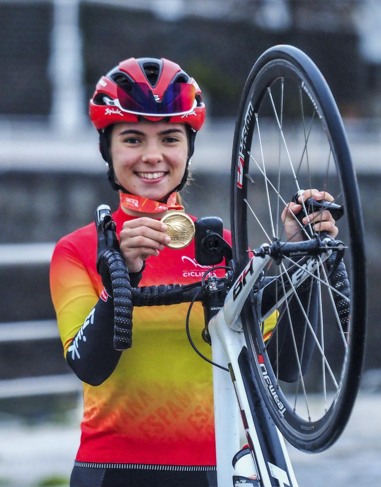 La castreña Marta Beti Pérez ya viste el maillot de campeona de España por las carreteras cántabras. 