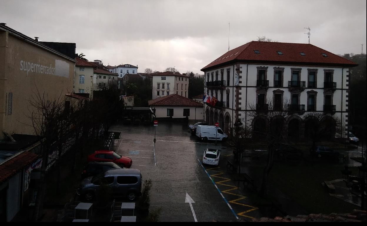 Plaza del Ayuntamiento de Comillas donde se encuentra el edificio del espacio infantil. 