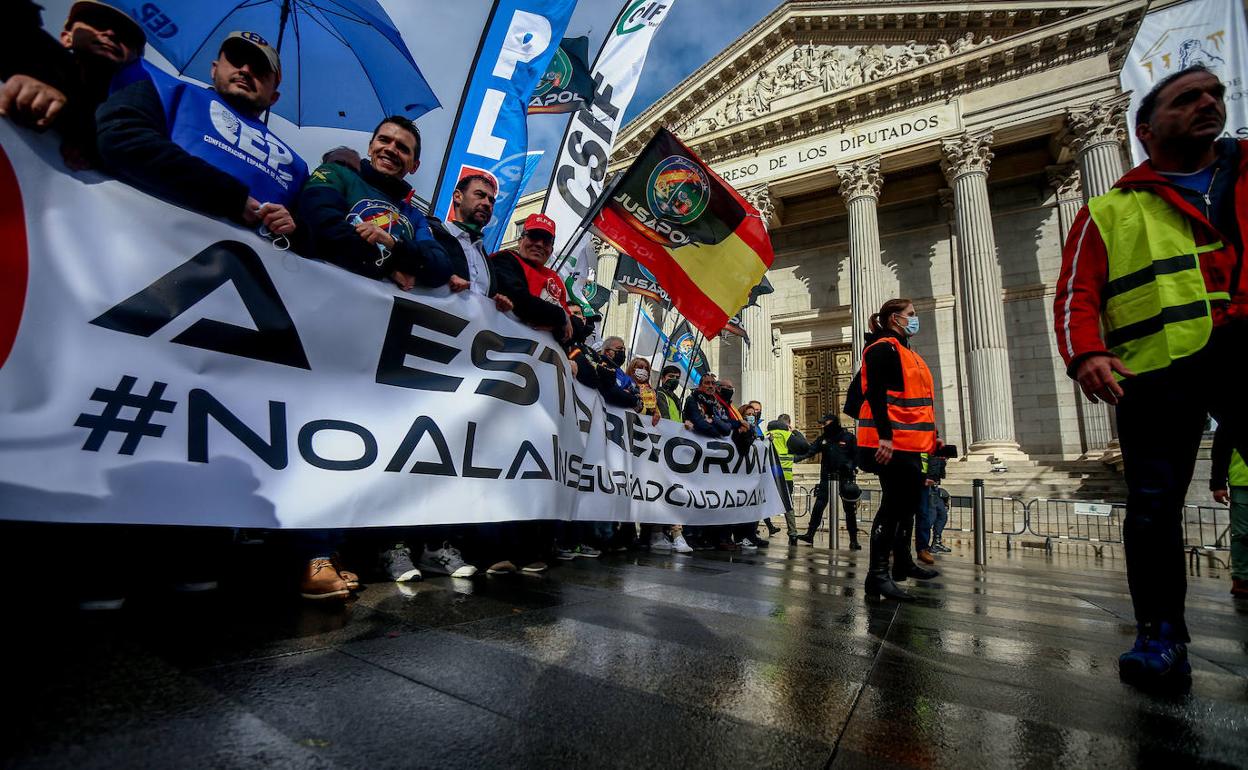 Sindicatos policiales se manifiestan el pasado noviembre frente al Congreso contra la 'ley mordaza'.