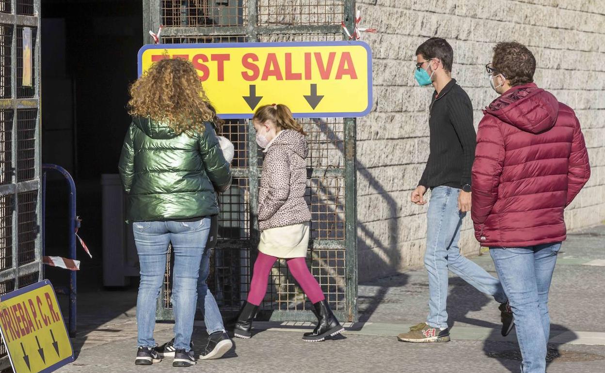 Los contagios pisan el freno pero la profusión de casos de las últimas semanas eleva la presión hospitalaria