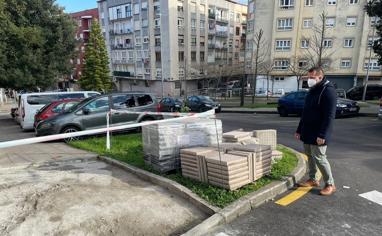 El concejal de Obras y Urbanismo, Alfonso Suárez, posa junto a las baldosas que se van a instalar en la calle Venancio Tijero. 