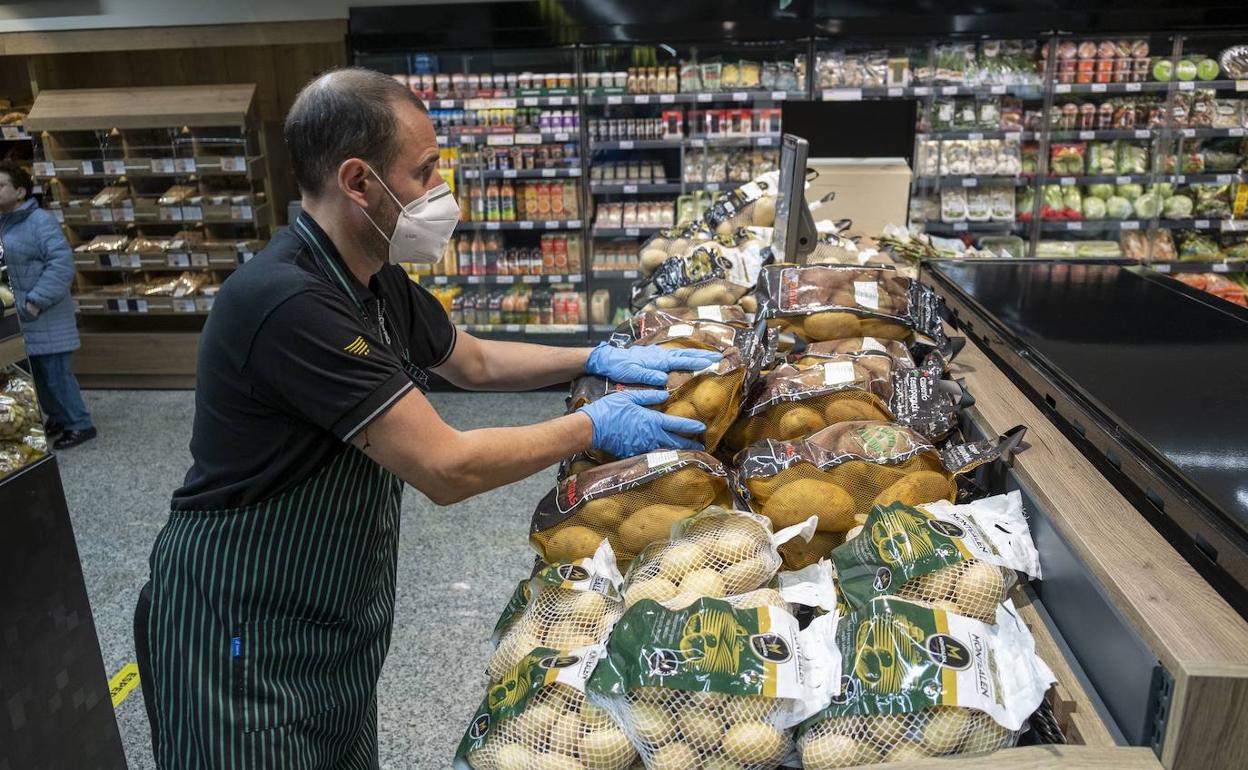 Subida de sueldo de unos 60 euros para más de 4.000 trabajadores de supermercados cántabros