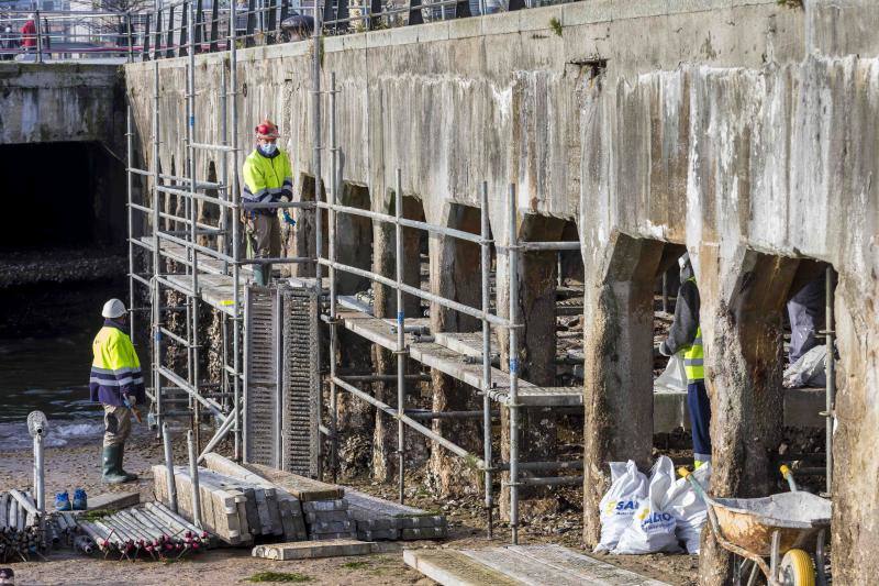 Se reforzará la estructura en dos fases, una submarina, con buzos, que rehabilitará los pilotes al protegerlos con una camisa de fibra de vidrio para ampliar su vida útil; y otra de cimentación, que utilizará medios convencionales, aprovechando la bajamar para rehabilitar la parte del muelle que está a la vista