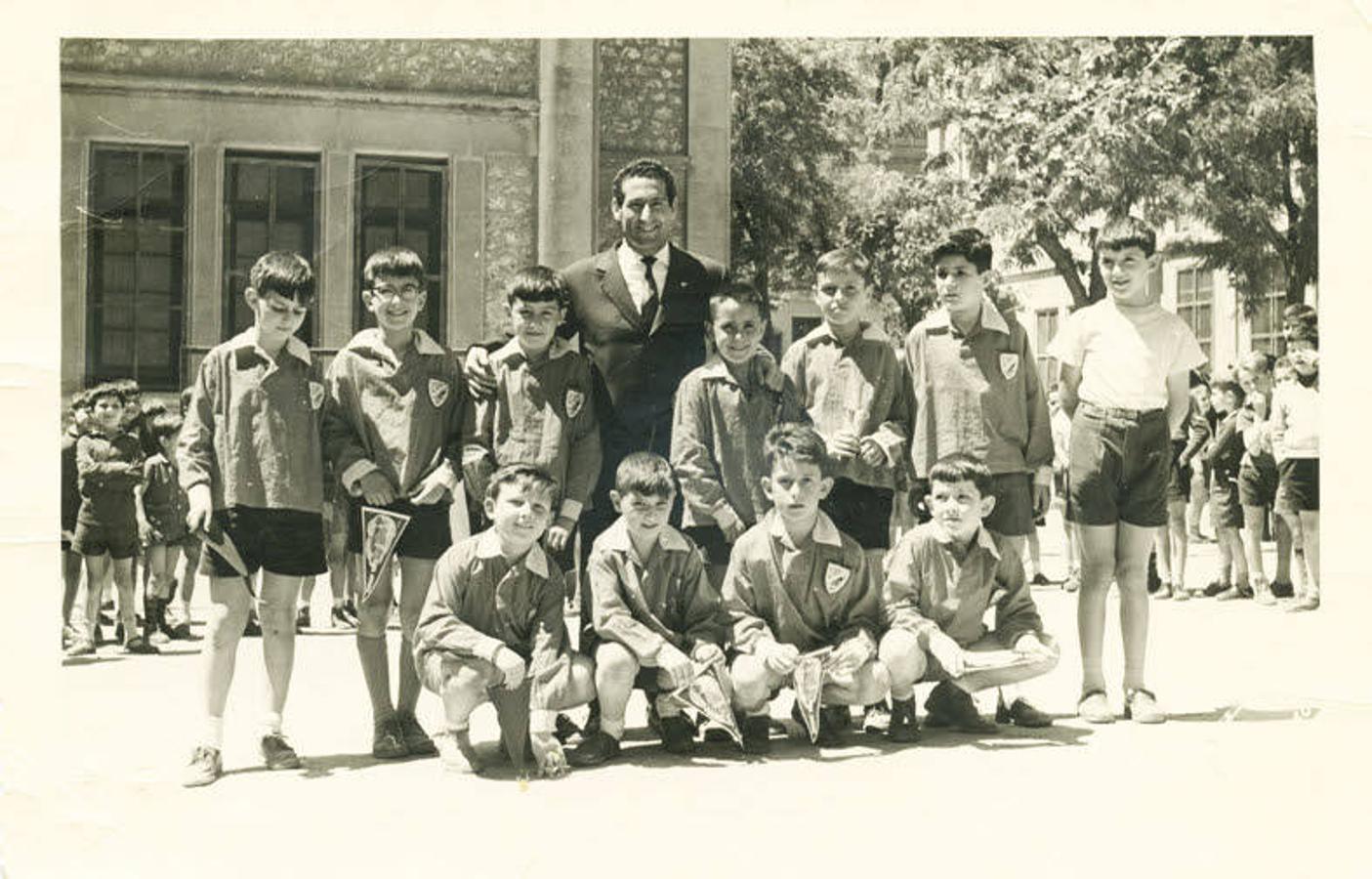 Fotografía antigua. Paco Gento en el colegio de El Pilar de Madrid, juto a Alfredo Pérez Rubalcaba (tercero por la izquierda) y Jaime Lissavetzky (cuatro por la derecha), antes de disputar un partido de fútbol escolar.