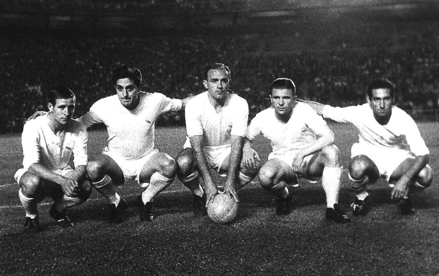 La delantera del Real Madrid posa antes de disputar un partido oficial de Liga en el Santiago Bernabéu (de izquierda a derecha: Raymond Kopa, Héctor Rial, Alfredo Di Stefano, Ferenc Puskas y Paco Gento).