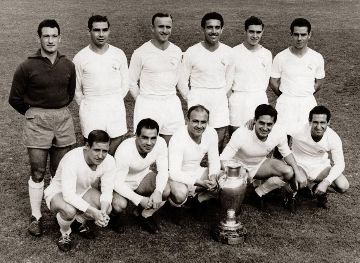 Paco Gento (abajo a la derecha) en la tercera liga de campeones del Real Madrid 1957-1958. 