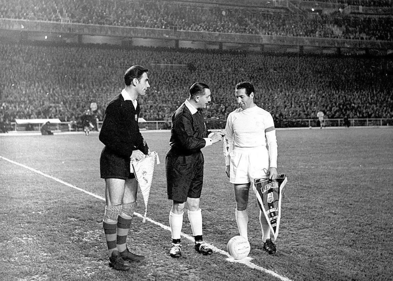 Paco Gento y Ramallets, potero y capitán del FC Barcelona, en el partido de ida de la eliminatoria de la Copa de Europa de la temporada 60-61 celebrado en el estadio Santiago Bernabéu.