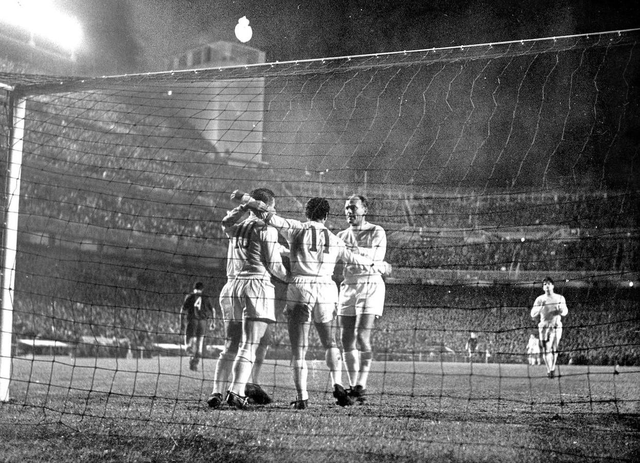 Paco Gento, es abrazado por sus compañeros Pancho Puskas y Alfredo Di Stefano, después de marcar un gol al FC Barcelona, durante el partido de ida de las semifinales de la Copa de Europa que se disputó en el Santiago Bernabéu en 1960. 