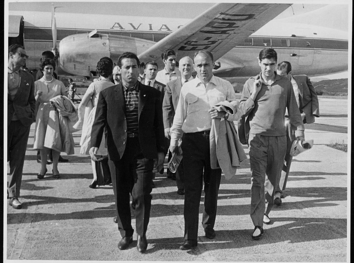 Paco Gento, Alfredo Di Stefano y Marquitos (de izquierda a derecha) en el aeropuerto de Sondika. 