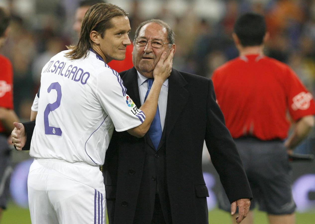 Paco Gento saluda a Míchel Salgado, durante el homenaje que recibió antes del inicio del Trofeo Santiago Bernabéu en 2007. 