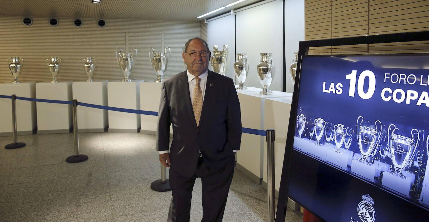 Paco Gento durante su asistencia al foro Luis de Carlos sobre 'Las 10 Copas de Europa', organizado por la Fundación Real Madrid, en el estadio Santiago Bernabéu. 