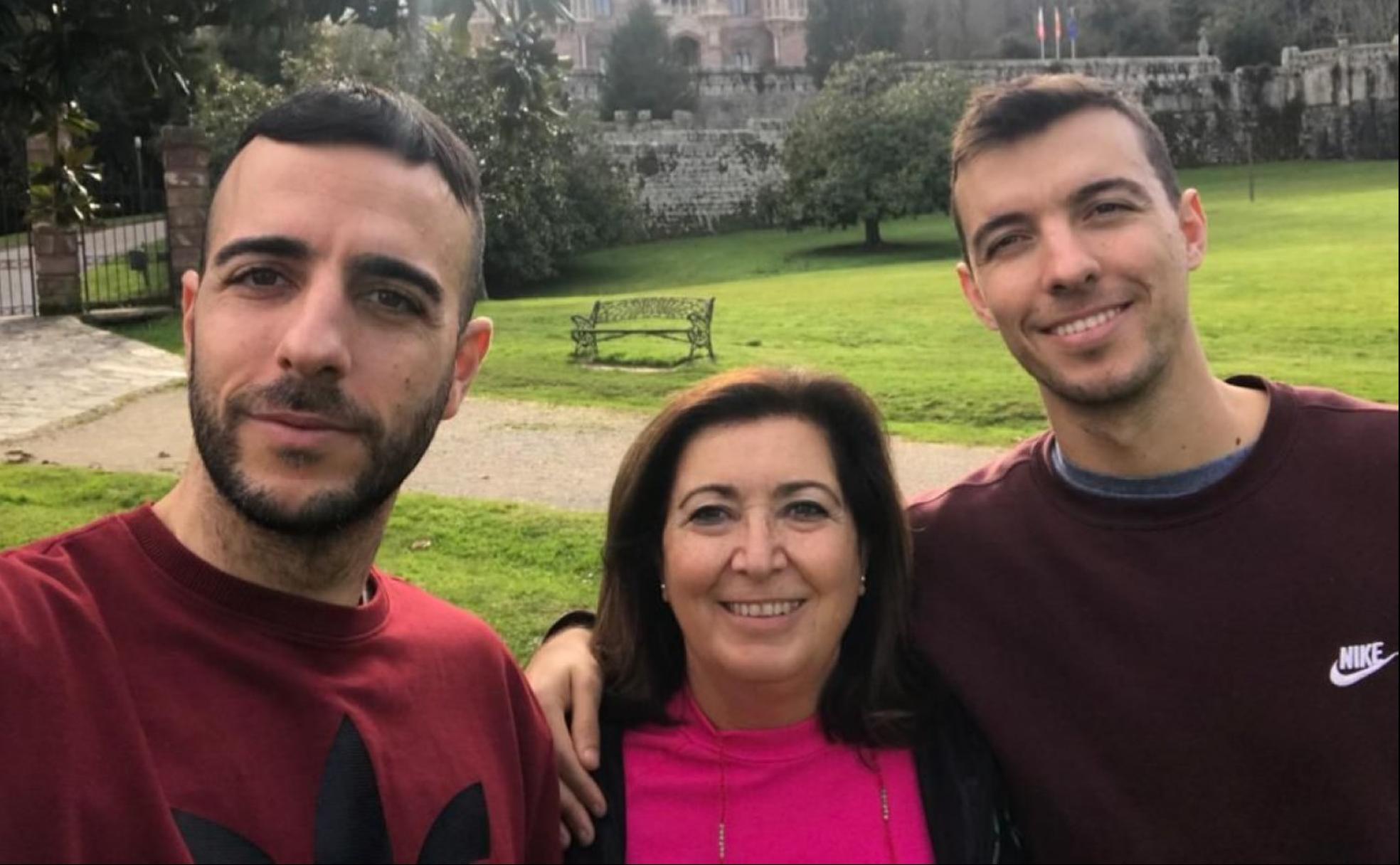 Alo Marín, a la izquierda, posa junto a su madre y su hermano Javier, en Comillas. 