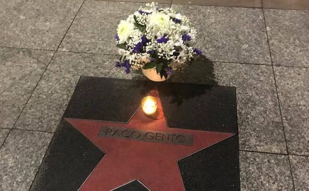 Los hosteleros de la calle Tetuán de Santander han rendido tributo a Gento en la estrella de la fama que le dedicaron.