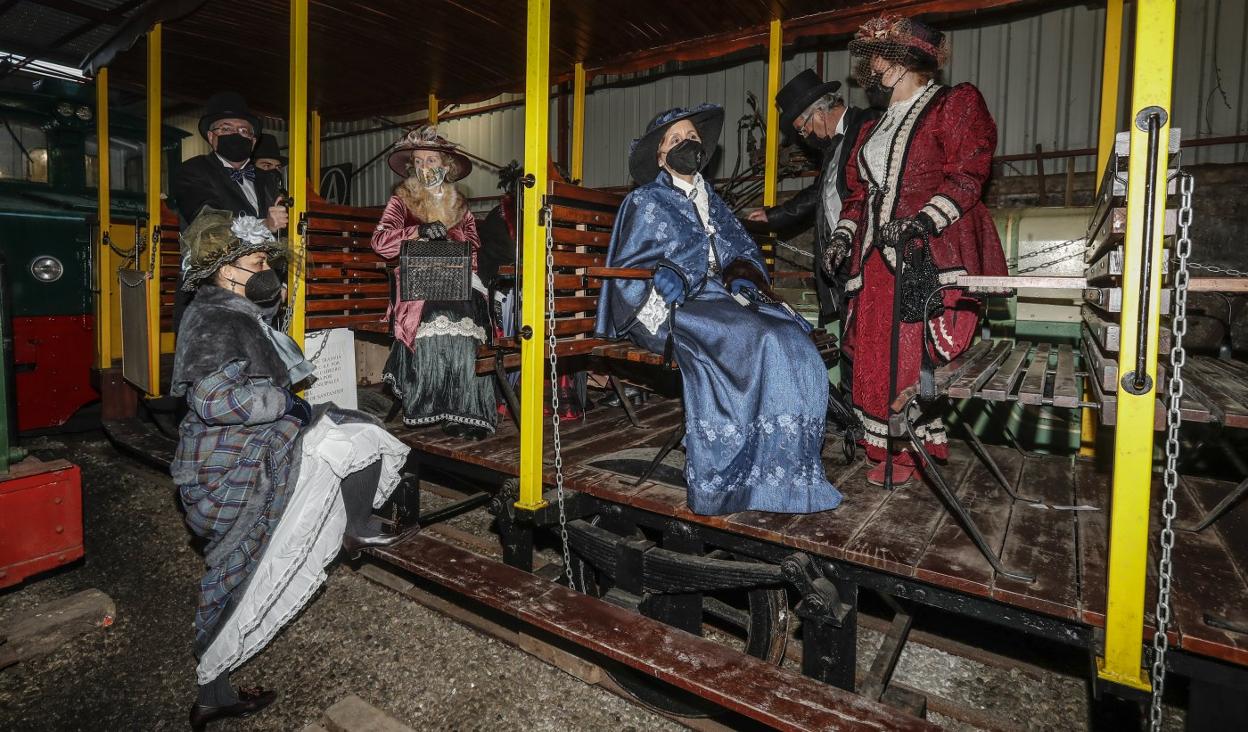 Integrantes de la academia María José Mínguez, ayer, en una visita de recreación histórica al Museo del Ferrocarril, en Santander. 