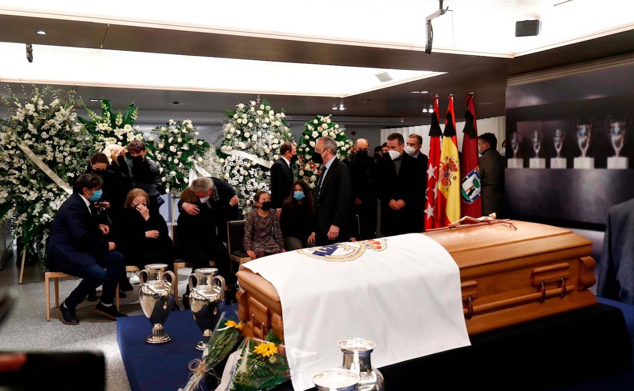 Capilla ardiente instalada en el Santiago Bernabéu. 