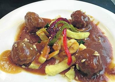 Imagen secundaria 1 - Albóndigas rellenas de queso y chuletillas de lechazo de El Parque, en Torrelavega.