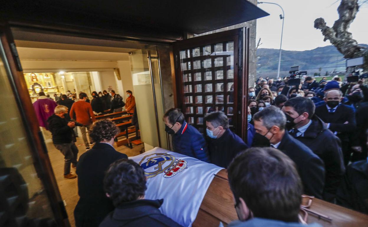 El féretro ha llegado a Guarnizo cubierto por una bandera del Real Madrid.