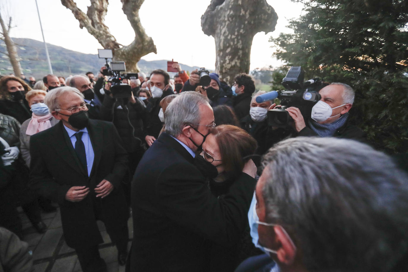 Florentino Pérez abraza a la esposa de Paco Gento rodeado de las personas que se han acercado hasta Guarnizo en el último adiós al futbolista.