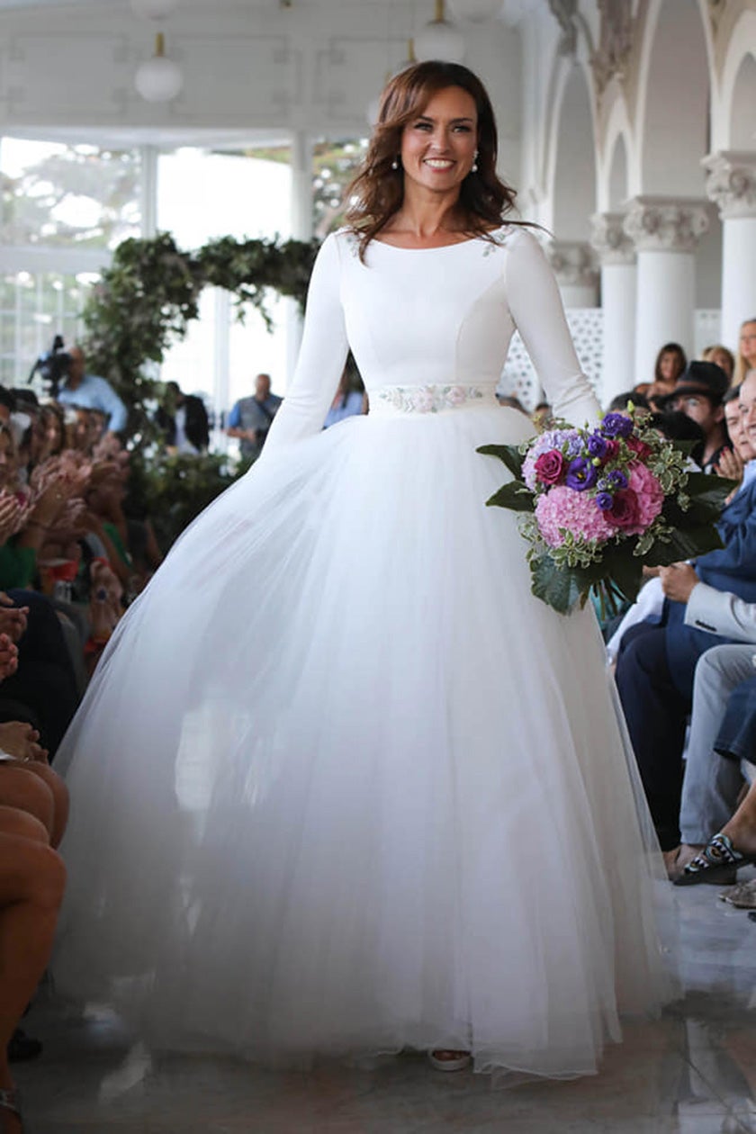 Desfile solidario con un traje nupcial de Silvia Fernández en el Hotel Real.