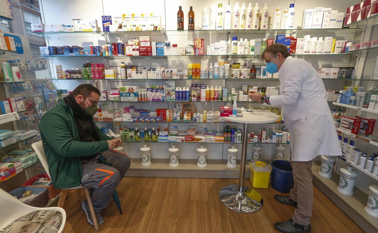 Una farmacia de Santander donde se realizan test de antígenos. 