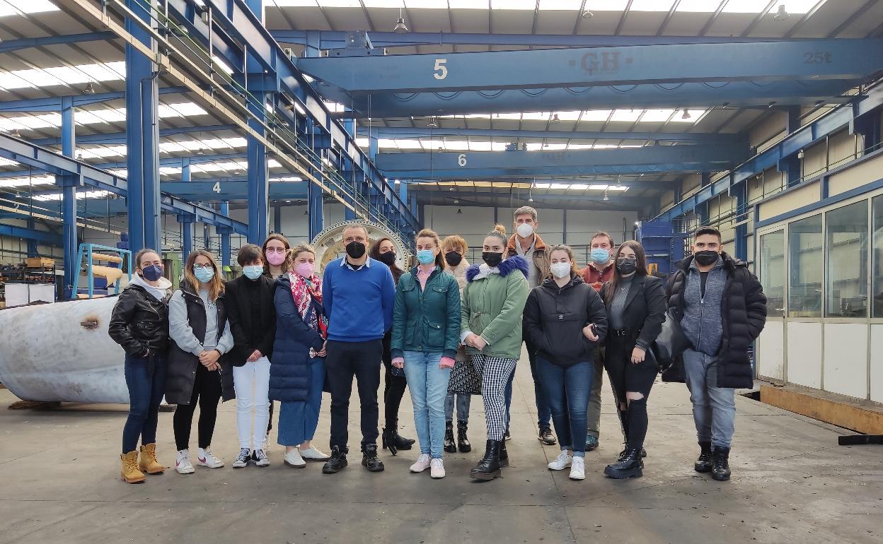 Parte de los equipos del colegio en la visita a la planta de Gomur Mecanizados, del Grupo homónimo.