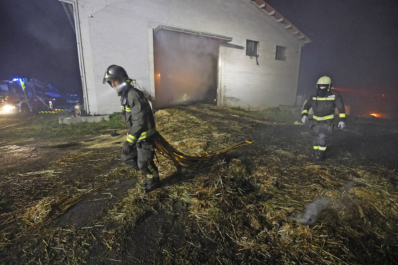 El Centro de Atención a Emergencias 112 del Gobierno de Cantabria recibió una llamada alertando del fuego pasadas las 01.40 horas.