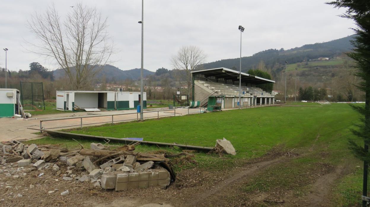 Estado en que se encuentra el campo de fútbol tras la riada de principios de diciembre. 