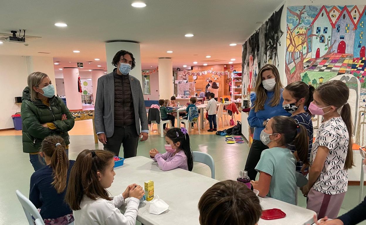 El alcalde, Javier Fernández Soberón, junto a la concejal de Cultura, Cristina Laza, durante una visita a la ludoteca municipal. 