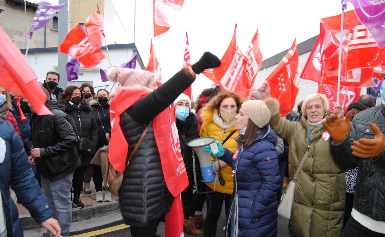 Protesta de las trabajadoras del sector, hoy en Santoña.