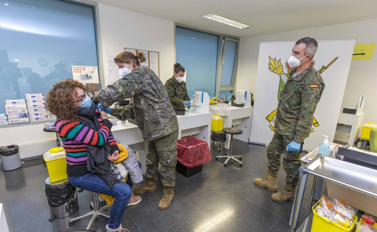 Un equipo del Ejército vacuna, ayer por la tarde, a una mujer en el centro de salud Cotolino, de Castro Urdiales.